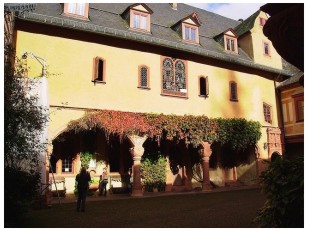 Im Innenhof von Schloss Mespelbrunn